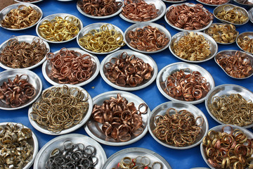 Bagues sur un marché indien  