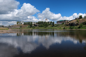 Fototapeta na wymiar Kreml Verkhoturye na brzegu rzeki Tura, Rosja