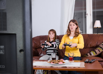 Girls enjoy the tv game © Piotr Wawrzyniuk