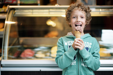 Kleiner Junge in der Eisdiele