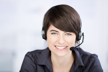 frau telefoniert mit headset