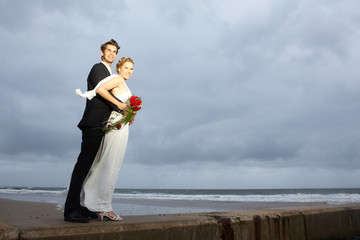 Hochzeitspaar am windigen Strand