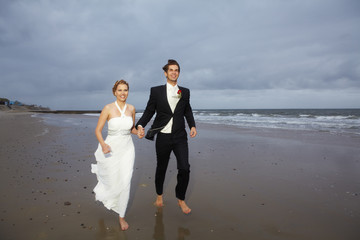 Hochzeitspaar am windigen Strand