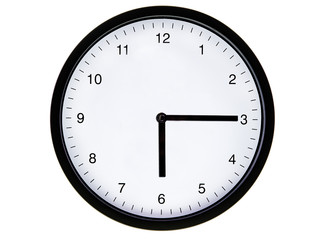 Wanduhr zeigt Viertel nach Sechs