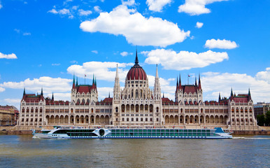 Fototapeta premium Sailing Ship In Front Of The Parliament, Budapest
