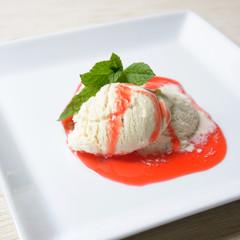 Vanilleeis mit Erdbeersauce