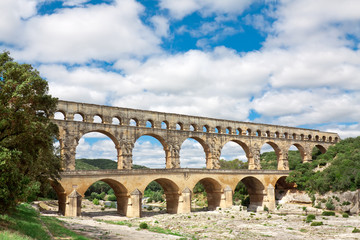 Fototapeta na wymiar Pont du Gard - Roman Akwedukt w południowej Francji w pobliżu Nimes.