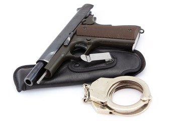 Obraz premium Handgun automatic and handcuff