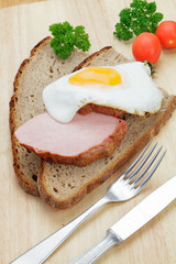 Leberkäse mit Spiegelei auf Brot