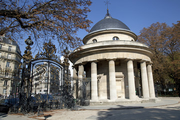 Fototapeta na wymiar Eingang zum Parc Monceau, Paris