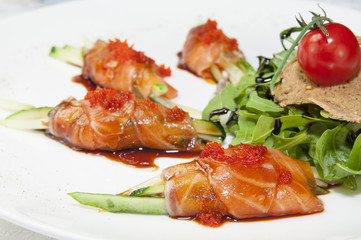 Рулетики из филе лосося с красной икрой