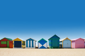 Belles maisons de bain sur la plage de sable blanc