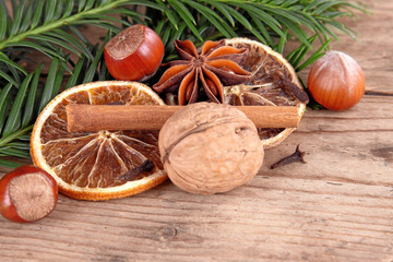 Nüsse, Zimtstange und Orangenscheiben