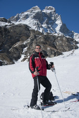 Fototapeta na wymiar Mężczyzna przebywa na stoku pod Matterhorn