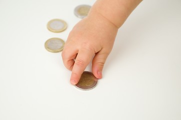 Kind greift nach Münze