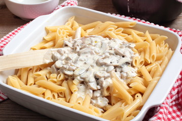 PASTA PENNE RIGATE CON FUNGHI E FORMAGGIO
