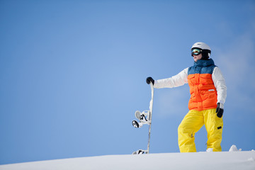 Fototapeta na wymiar female snowboarder przed słońcem i błękitne niebo