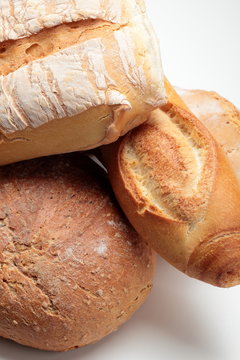 PANE COTTO AL FORNO SU FONDO BIANCO