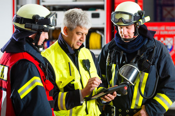 Obraz premium Feuerwehr - Einsatzplanung am Tablet-Computer