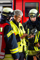 Naklejka premium Feuerwehr - Einsatzplanung am Tablet-Computer