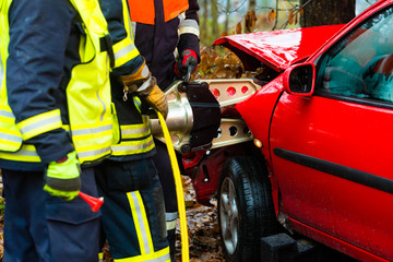 Unfall - Feuerwehr rettet Unfallopfer aus Auto
