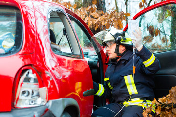 Unfall - Feuerwehr rettet Unfallopfer aus Auto