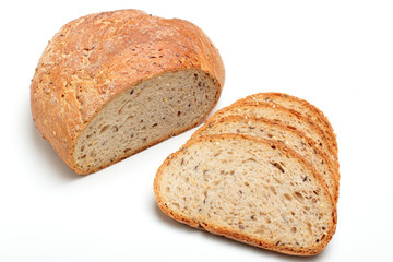 PANE INTEGRALE COTTO AL FORNO SU FONDO BIANCO