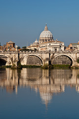 Roma, la Basilica di San Pietro riflessa nel fiume Tevere