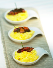 OUFS BROUILLÉS AU LARD