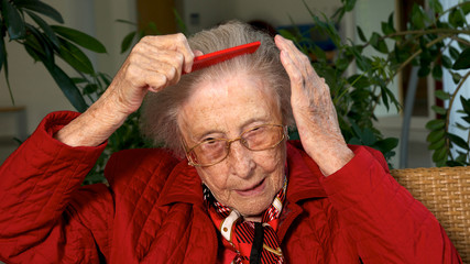 Seniorin beim kämmen