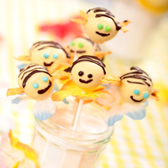 Cake Pops Bienchen auf Blüten