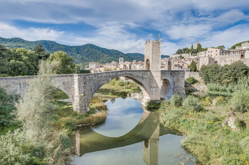Fototapeta na wymiar Średniowieczny most w Besalu, Hiszpania