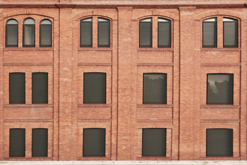 Pared de ladrillos viejos con ventanas