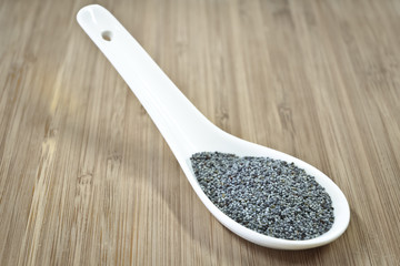 semi di papavero nel cucchiaio