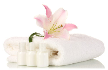 Obraz na płótnie Canvas piękna lilia z ręcznikiem i butelki samodzielnie na białym tle