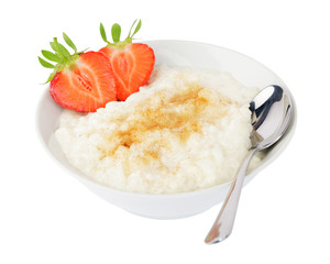 Milchreis mit Zimt und Erdbeeren