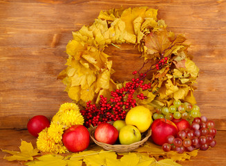 Naklejka na ściany i meble Jesienne kompozycja z żółtych liści, jabłek i grzybów