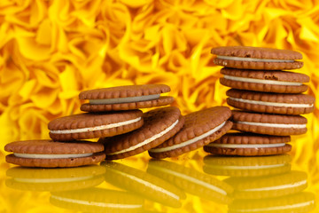 Chocolate cookies with creamy layer