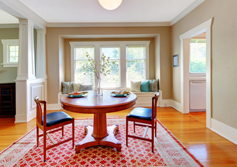 Beautiful decor of dining room with beige, blue and red.