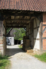 Hofdurchfahrt mit Strohballen
