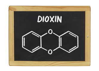 chemische Strukturformel von Dioxin auf einer Schiefertafel