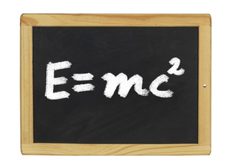 Gleichung von Einstein geschrieben auf einer Schiefertafel