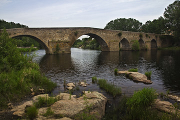 Fototapeta na wymiar Most rzymski nad Tormes rzecznych.