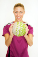 Frau mit Handball