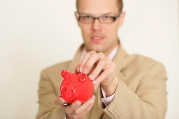 Mann mit Sparschwein