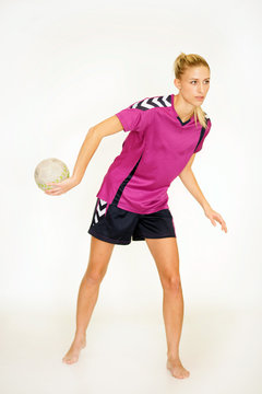 Mädchen spielt Handball