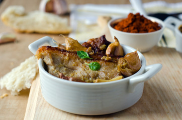 Meat baked with garlic