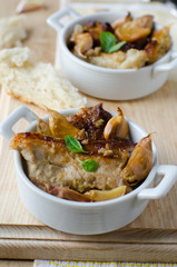 Meat baked with garlic