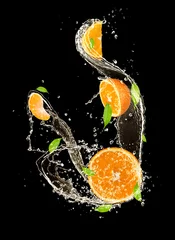 Rideaux velours Éclaboussures deau Oranges dans les éclaboussures d& 39 eau, isolés sur fond noir