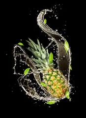  Ananas in water splash, geïsoleerd op zwarte achtergrond © Jag_cz